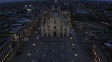 Milan, İtalya 'nın boş Duomo meydanı ve geceleri gökyüzünde uçan bir drondan görünen katedralli havadan görüntüsü. Milano 'da Coronavirus salgını sırasında anıt ve simgesi olan İtalyan şehir manzarası