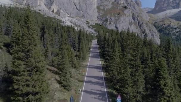 Aerial View 4Wd Car Driving Road Italian Dolomites Seen Drone — Stock Video