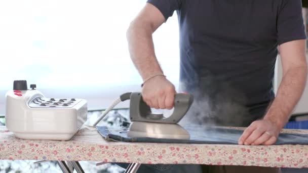 Hombre Adulto Soltero Casa Haciendo Tareas Usando Hierro Vida Cotidiana — Vídeo de stock