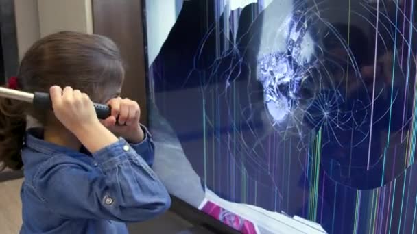 Niña Molesta Rompiendo Pantalla Del Televisor Lcd Con Martillo Enojada — Vídeos de Stock