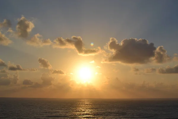 Akdeniz 'de gün batımı. Bulutlar. Su yüzeyindeki Birleşmiş Milletler 'in ışığı.