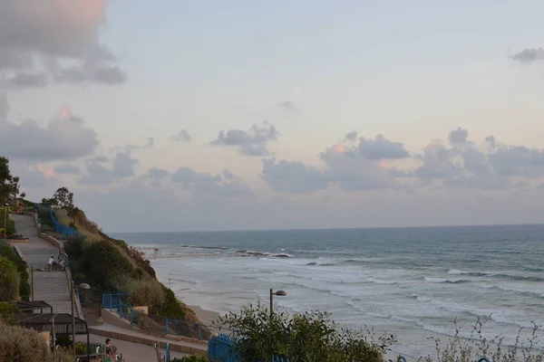 Akdeniz 'de. Yüksek kıyı manzarası. Bulutlu gökyüzü. İyi akşamlar..