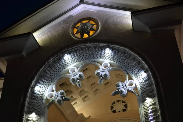 Abhazya 'daki mimari nesnenin ayrıntıları. Karanlıkta, antik ışıklarla birlikte. Gagra 'daki Colonnade Kemeri' nin tepesinde.. 