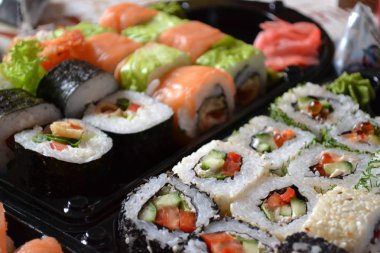 Japon yemeği. Rools ans sushi. Parlak renkler.