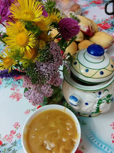 Masada çiçekler ve bal var. Köy hikayesi