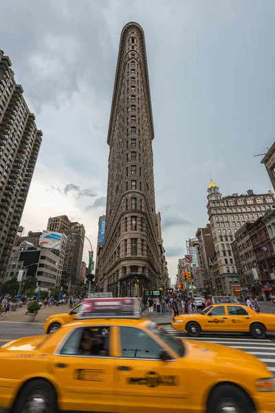 Táxi Perto Fifth Avenue Building Nova Iorque — Fotografia de Stock