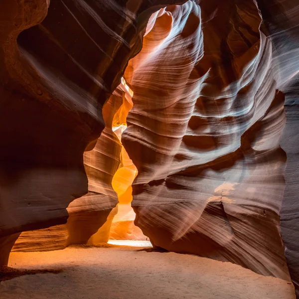 羚羊峡谷 著名的插槽峡谷的发光颜色 — 图库照片