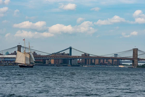 Vintage Loď Poblíž Brooklynský Most — Stock fotografie
