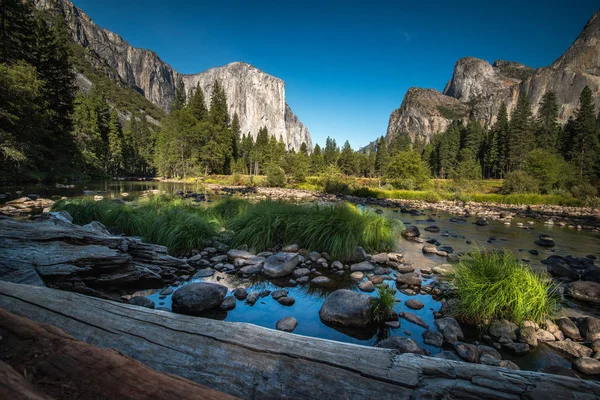 Famosa Formación El Capitan Rock en el Parque Nacional Yosemite, California — Foto de Stock