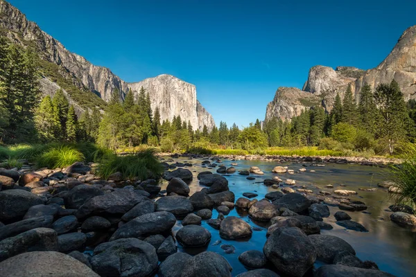 Famosa Formación El Capitan Rock en el Parque Nacional Yosemite, California — Foto de Stock