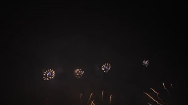 4 Temmuz 'daki bağımsızlık gününden önce Derin Kara Arkaplan Gökyüzü festivalinde 4k Video Görüntüsü