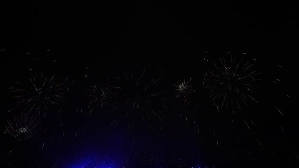 Vidéo 4K de vrais feux d'artifice sur fond noir profond Sky sur feu d'artifice festival spectacle avant la fête de l'indépendance le 4 Juillet 