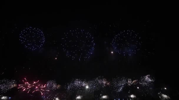独立日 7月4日 前的烟花节上 深黑背景天空中真正烟花的视频镜头4K — 图库视频影像