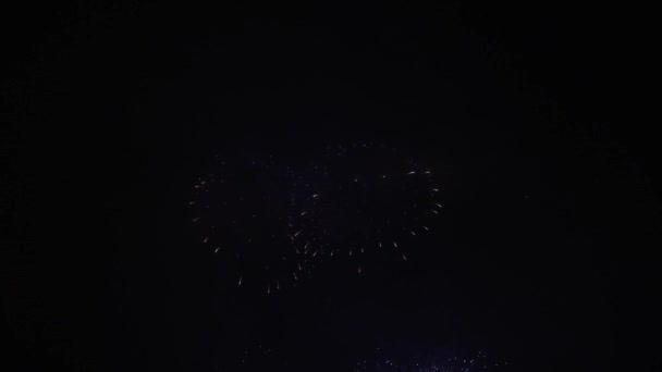 Vidéo 4K de vrais feux d'artifice sur fond noir profond Sky sur feu d'artifice festival spectacle avant la fête de l'indépendance le 4 Juillet 