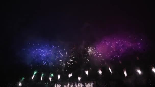 Километровый Видеосъемка Реального Фейерверка Deep Black Background Sky Фестивале Фейерверков — стоковое видео