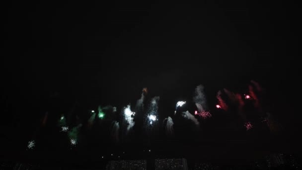 Vidéo 4K de vrais feux d'artifice sur fond noir profond Sky sur feu d'artifice festival spectacle avant la fête de l'indépendance le 4 Juillet 
