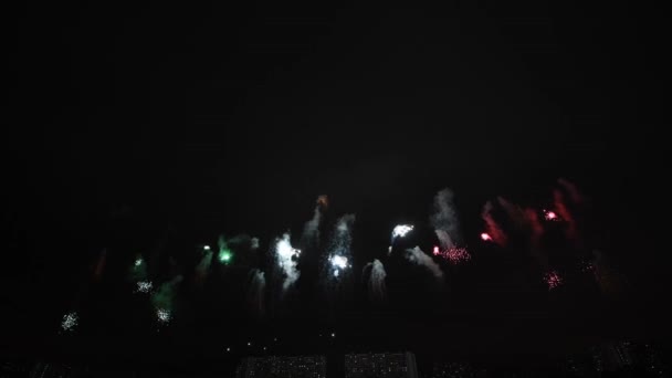 Video Záběry Skutečné Ohňostroje Hlubokém Černém Pozadí Oblohy Festivalu Fireworks — Stock video