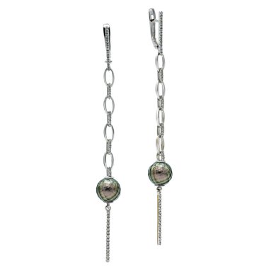 Beyaz arkaplanda küpe şeklindeki elmaslarla beyaz altından küpeler.