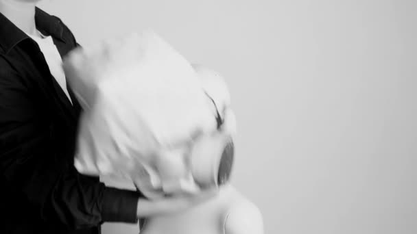 MK πώς να φορέσει μια μάσκα στην κούκλα, ένα ασπρόμαυρο βίντεο — Αρχείο Βίντεο