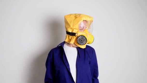 La chica muestra una máscara para la protección contra el virus, ataques químicos, 4K — Vídeo de stock