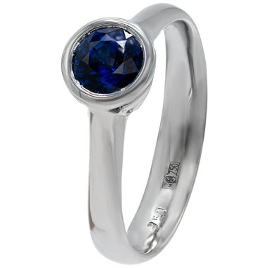 büyük beyaz altın yüzük beyaz zemin üzerinde mavi taşla