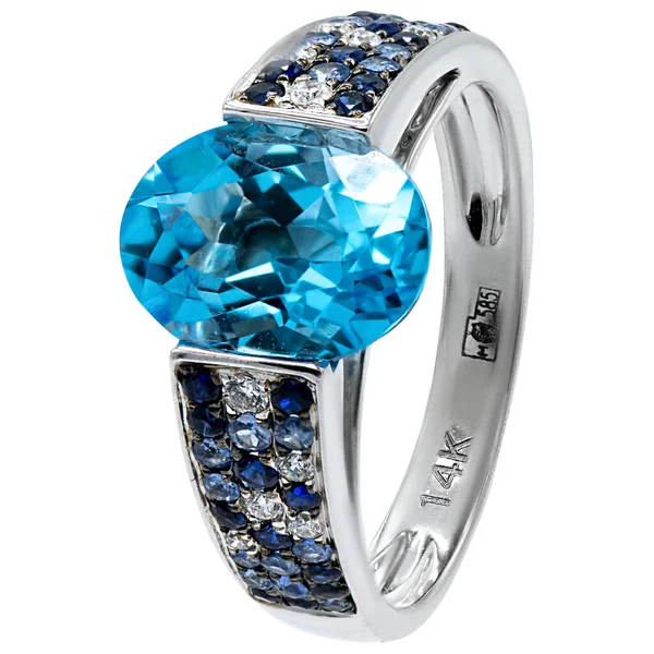 Μεγάλο δαχτυλίδι σε λευκό χρυσό σε λευκό φόντο με μπλε πέτρες και διαμάντια — Φωτογραφία Αρχείου