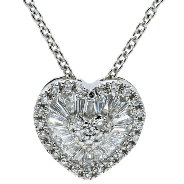 Corazón colgante en forma de diamantes y oro blanco, sobre un fondo blanco — Foto de Stock