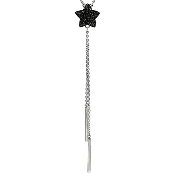 Colgante en oro blanco sobre una cadena en forma de estrella con diamantes negros, fondo blanco — Foto de Stock