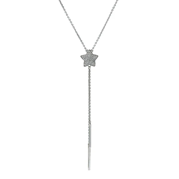 Colgante de plata en una cadena en forma de estrella con circonita cúbica, fondo blanco — Foto de Stock
