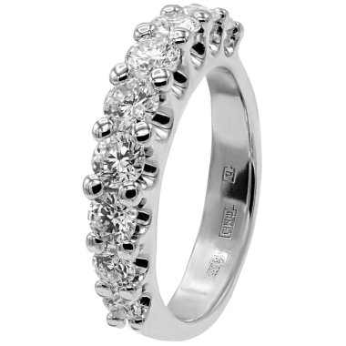 Beyaz arka planda büyük beyaz altın bir yüzük. Karo dağılımı var. Kübik Zirkonya 'lı gümüş yüzükler.