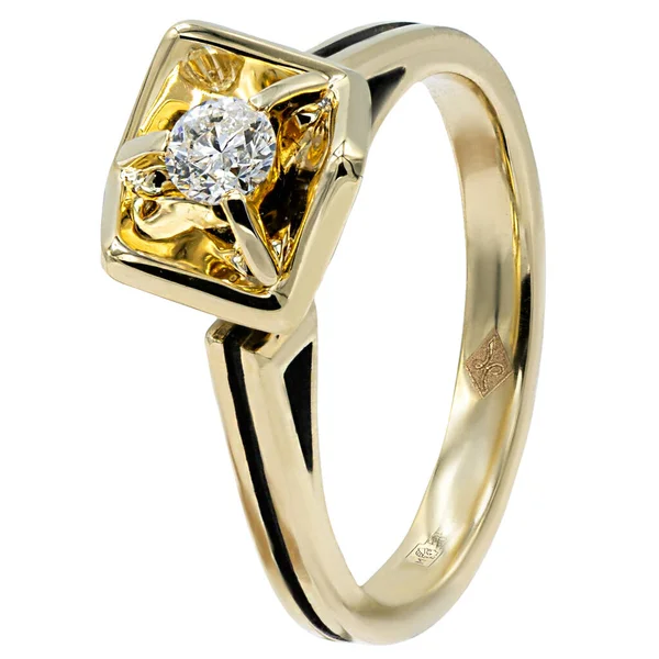 Bague classique en or jaune sur fond blanc avec un grand diamant — Photo