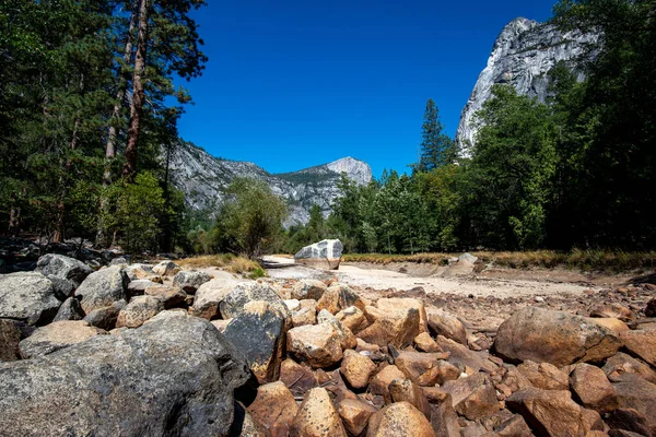 Famosa montaña El Capitán en el Parque Nacional Yosemite en California, EE.UU. —  Fotos de Stock