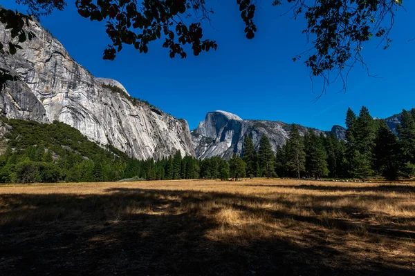 Famosa montaña El Capitán en el Parque Nacional Yosemite en California, EE.UU. — Foto de Stock