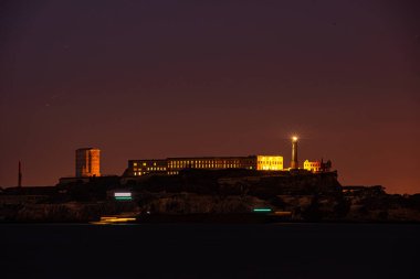 Gece gökyüzüne karşı Alcatraz deniz feneri