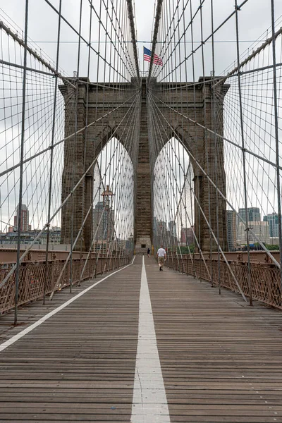 Krajina pohled na prázdný Brooklyn Bridge v New Yorku, prázdné ulice kvůli Covid-19 coronavirus pandemie, USA — Stock fotografie