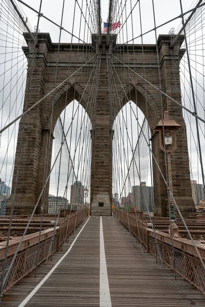 Krajina pohled na prázdný Brooklyn Bridge v New Yorku, prázdné ulice kvůli Covid-19 coronavirus pandemie, USA — Stock fotografie