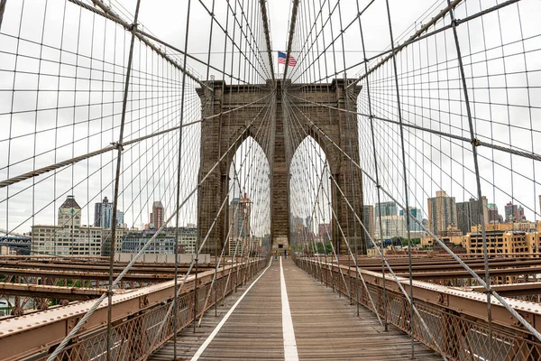 Krajina pohled na prázdný Brooklyn Bridge v New Yorku, prázdné ulice kvůli Covid-19 coronavirus pandemie, USA — Stock fotografie