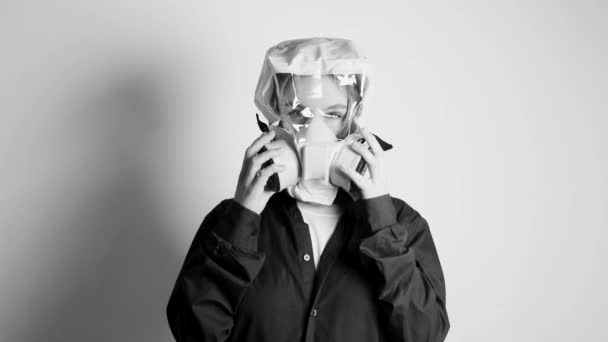 Європейська жінка знімає маску захисту від вірусу Covid-19, у лабораторії — стокове відео