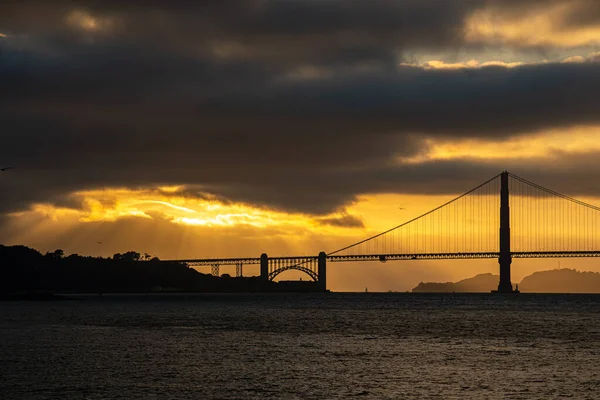 Pont doré dans la baie de San Francisco au coucher du soleil, Californie, USA — Photo