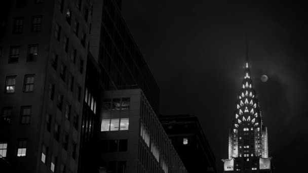 Full Moon sobre Chrysler Building em Nova York, filtro de grãos vintage — Vídeo de Stock