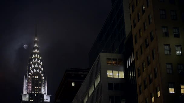 Полнолуние над зданием Chrysler в Нью-Йорке, винтаж в фильтре — стоковое видео