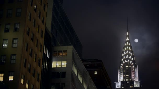 Fuldmåne over Chrysler Bygning i New York, vintage korn filter – Stock-video