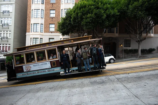 San Francisco - 17 września 2012: Kolejka linowa w San Francisco — Zdjęcie stockowe