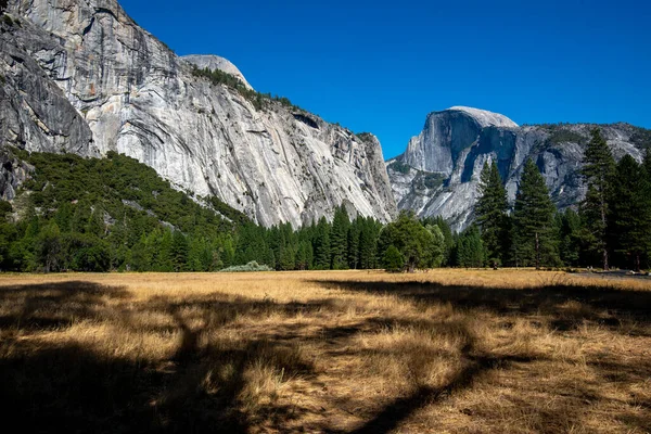 Famosa montaña El Capitán en el Parque Nacional Yosemite en California, EE.UU. — Foto de Stock