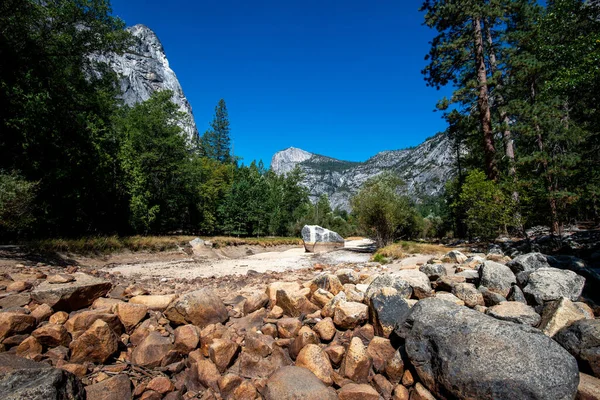 Famosa montaña El Capitán en el Parque Nacional Yosemite en California, EE.UU. —  Fotos de Stock