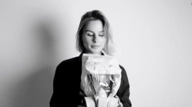 Karantinadaki üzgün kız meşru müdafaa maskesi takıyor.,