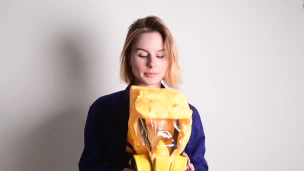 Το θλιμμένο κορίτσι φοράει κίτρινη μάσκα αυτοπροστασίας, αυτοδιάσωσης. — Αρχείο Βίντεο