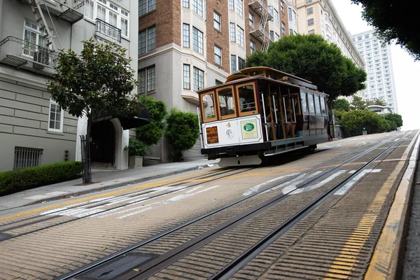 San Francisco - September 17, 2012: Cable Car in San Francisco, California — Stock Photo, Image