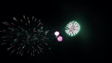 4K soyut havai fişekler koyu siyah gece arka planında izole edildi