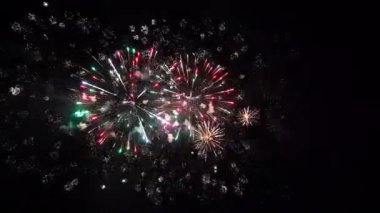 4K soyut havai fişekler koyu siyah gece arka planında izole edildi